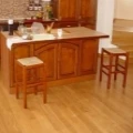 Кладут ли ламинат, паркет на кухне и в прихожей или стоит ограничиться плиткой? Кладут ли ламинат, паркет на кухне и в прихожей или стоит ограничиться плиткой?